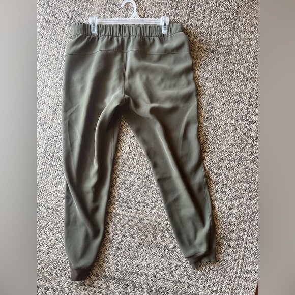 Lululemon On the Fly 7/8 Pants - Picture 5 of 8